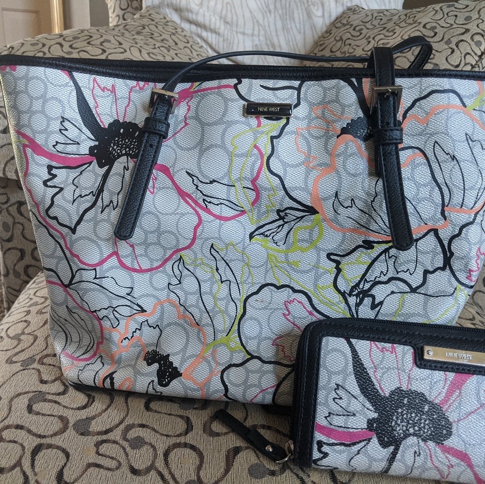 Shoulder purse with matching wallet